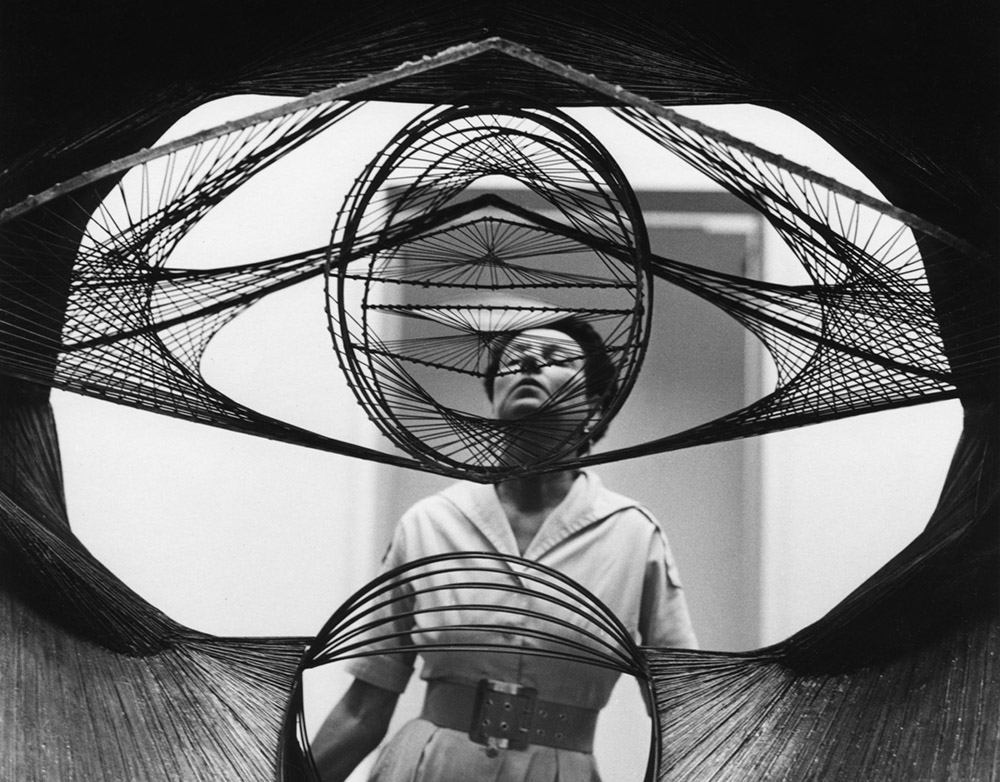 Peggy Guggenheim beind a sculpture by Antoine Pevsner, 1950s © Photo Roloff Beny / National Archives of Canada