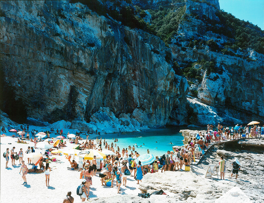 Massimo Vitali, Cala Mariolu Coda, 2014, lightjet print from negative scan on photographic paper, Diasec mount with wooden frame, 180 x 220 cm, courtesy the artist and Ronchini Gallery