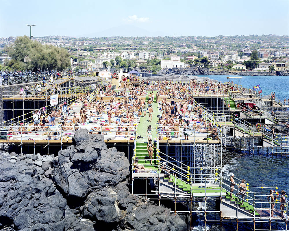 Massimo Vitali, Catania Under the Volcano, 2007, chromogenic print on Dibond, 152.4 x 182.8 cm, courtesy the artist and Ronchini Gallery