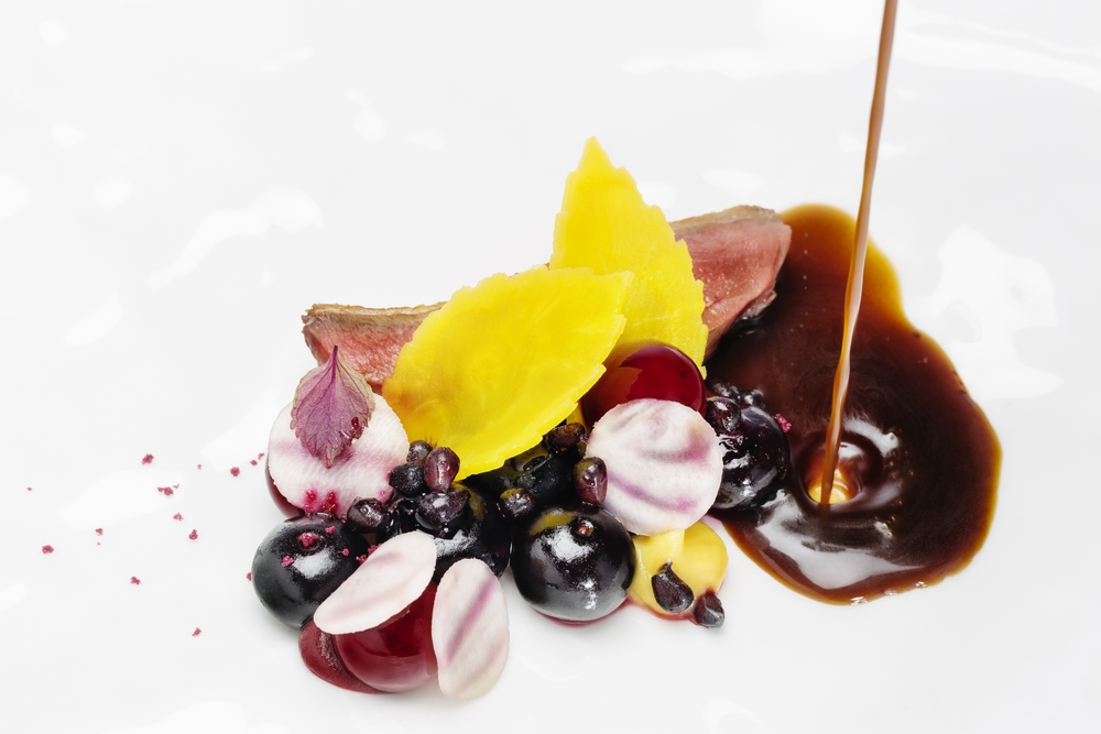 Mieral pigeon, duck liver, blueberries, shiso, beetroot in three colours and jus – Photo: Paulo Barata