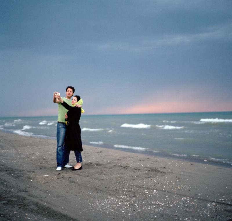 IRAN. Ramsar. A couple photograph themselves on their mobile phone in front of the Caspian Sea. 2007 © Olivia Arthur / Magnum Photos