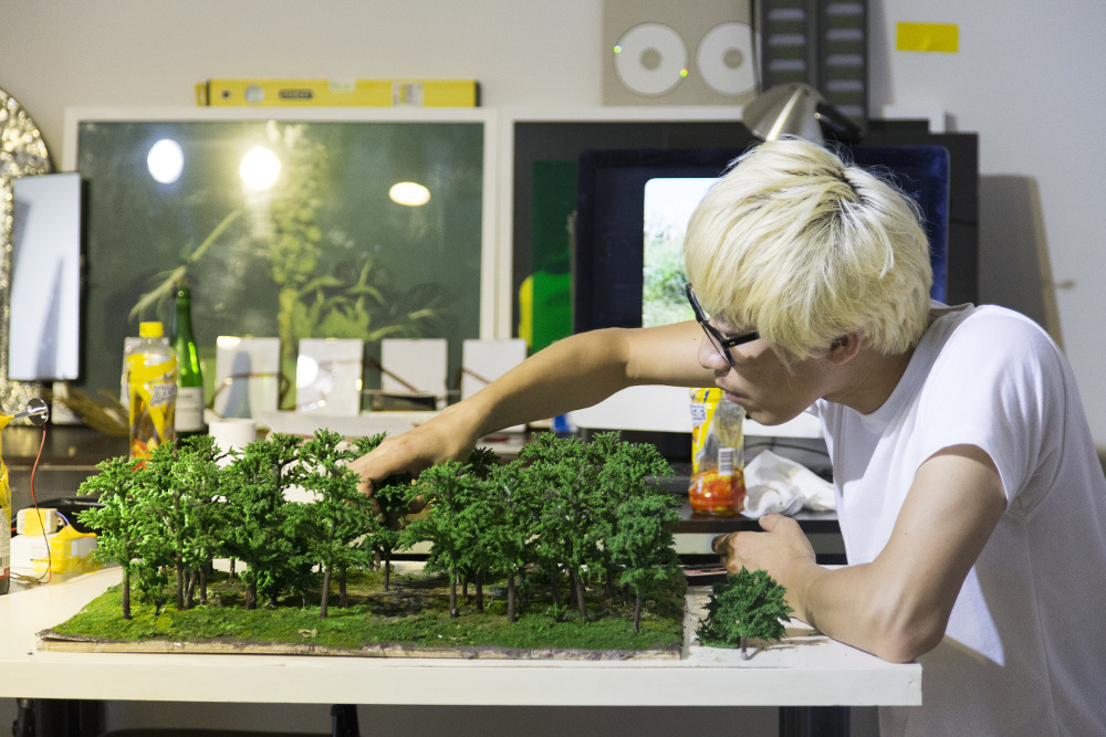 Cheng Ran and maquette of Crossroads, © Cass Sculpture Foundation