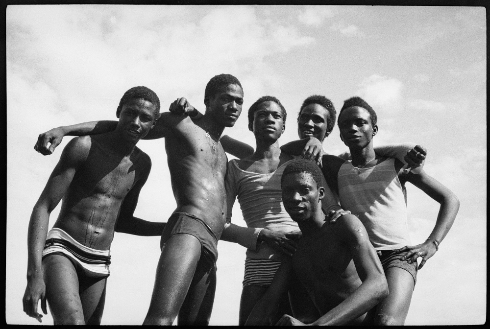 A la plage, 1974, Malick Sidibe. Courtesy Galerie MAGNIN-A Paris