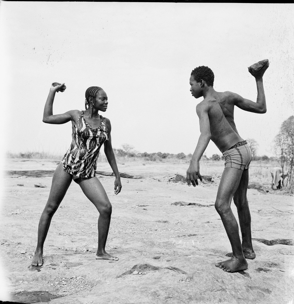 Combat des amis avec pierres, 1976, Malick Sidibé. Courtesy Galerie MAGNIN-A Paris.