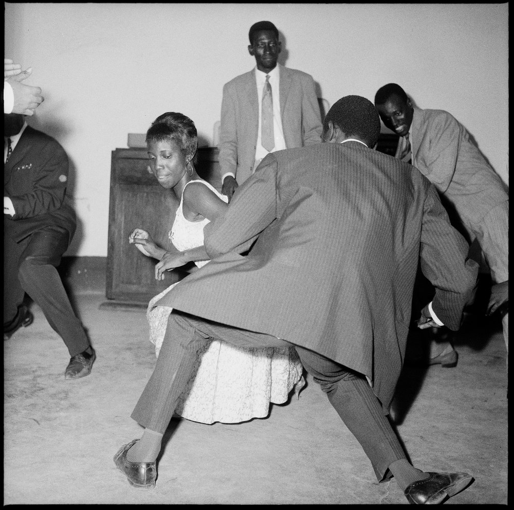 Dansez le Twist, 1965, Malick Sidibé. Courtesy Galerie MAGNIN-A Paris