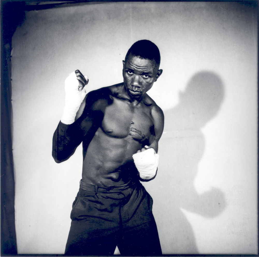 Boxeur poings levés avec bandages,1966, Malick Sidibé. 