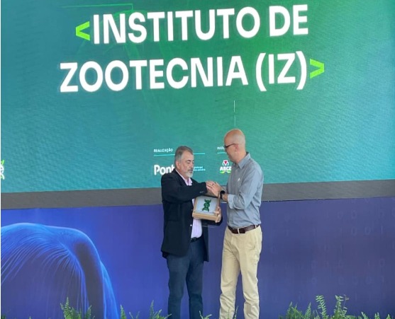 Referência em Melhoramento Genético das Raças Nelore e Caracu, Instituto de Zootecnia recebe Prêmio Criadores de Eficiência durante a Expogenética 2025