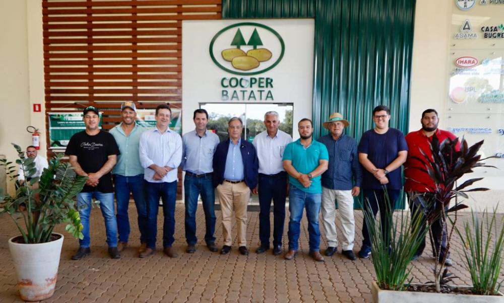 Secretaria de Agricultura visita Vargem Grande do Sul para conhecer de perto a cadeia produtiva da bataticultura