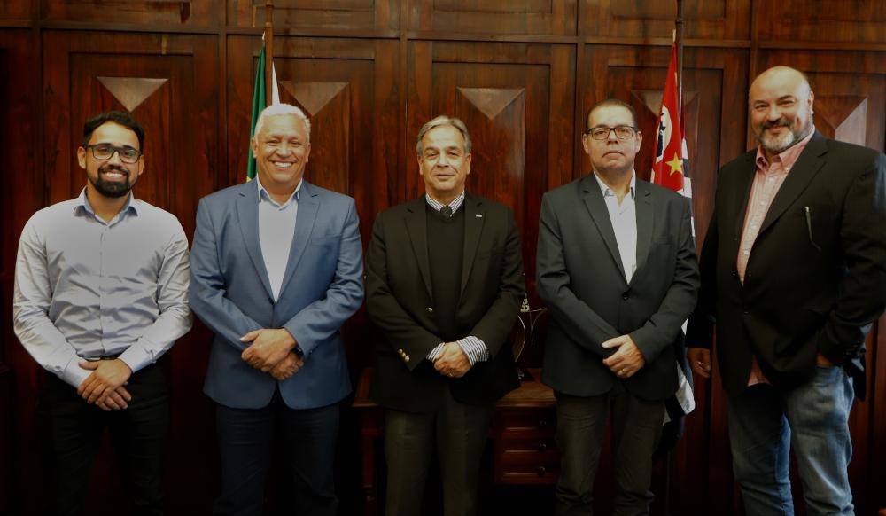 Secretário de Agricultura recebe prefeito de Ubatuba na sede da SAA