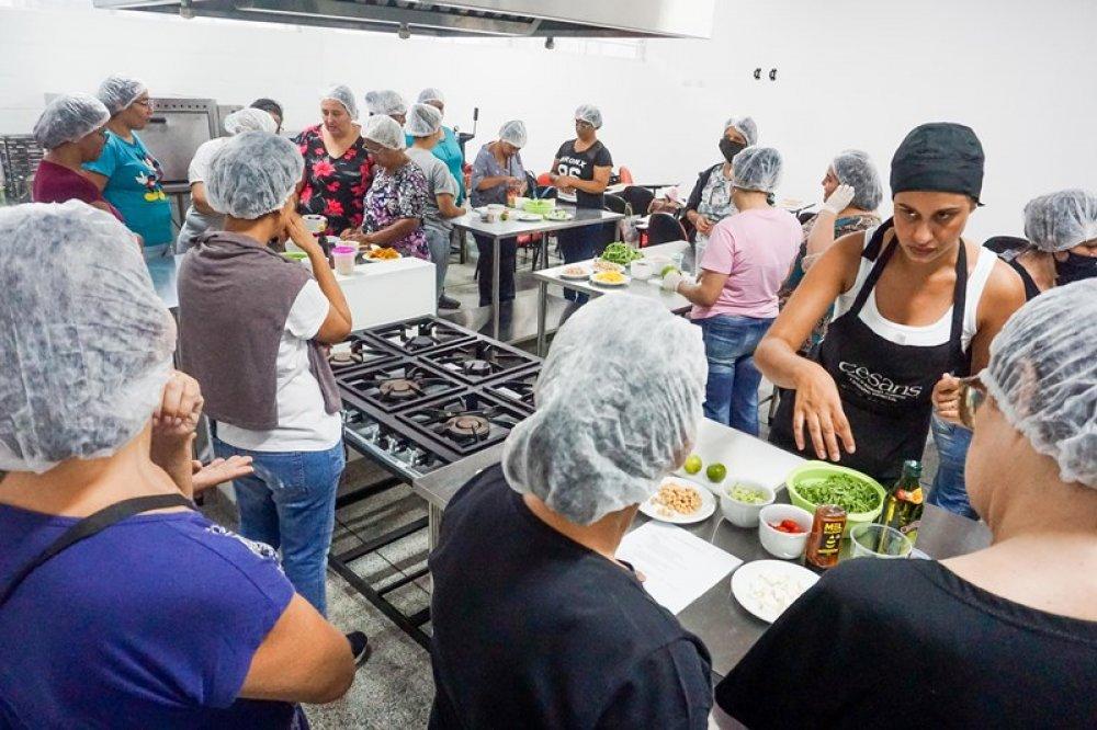 Governo de SP investe R$ 18 milhões na capacitação de profissionais por meio do Cozinhalimento