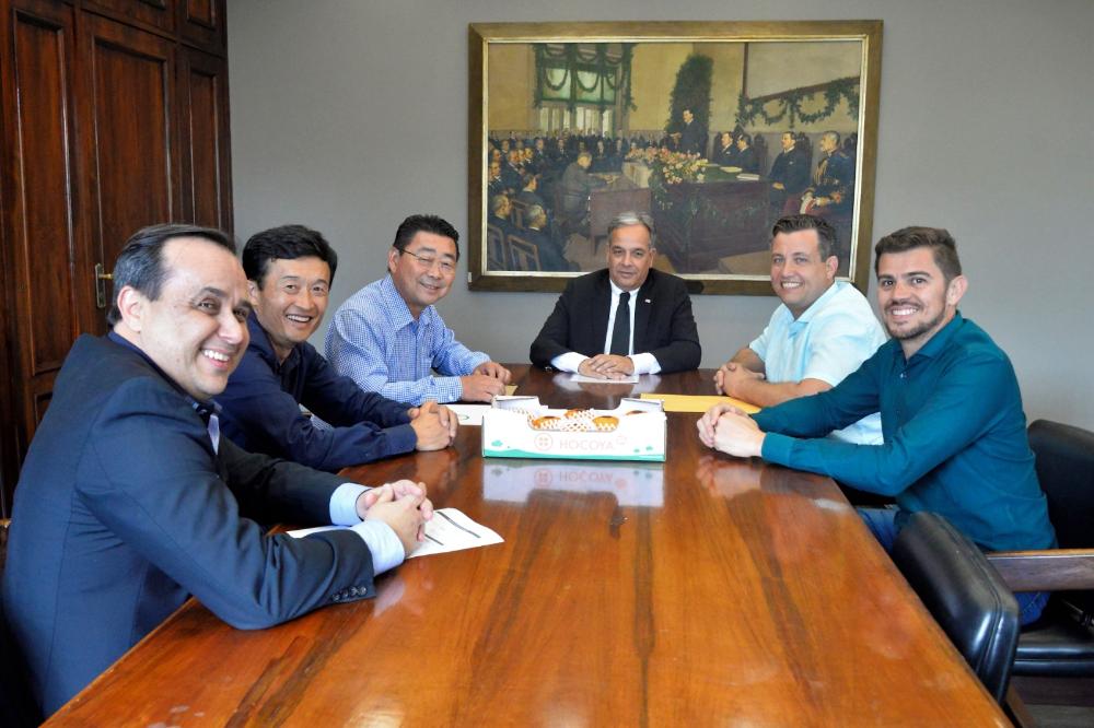 Secretaria de Agricultura e Abastecimento de Mogi das Cruzes entrega convite ao secretário Antonio Junqueira