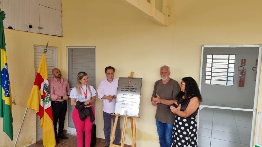 Em Óleo, Adriano Quercia representa o Secretário de Agricultura em inauguração do Cozinhalimento