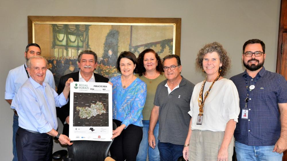 Secretário de Agricultura e Abastecimento entrega Mapa do Rotas Rurais a Secretária de Agricultura de Piracicaba, Nancy Thame