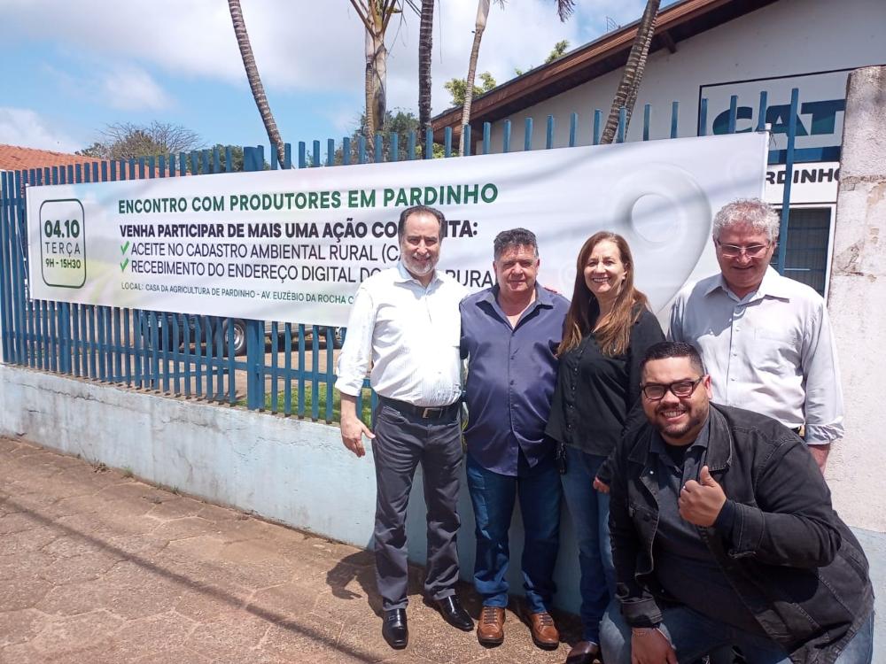 Representando o Secretário de Agricultura e Abastecimento do Estado, Francisco Matturro, o Secretário Executivo de Agricultura e Abastecimento de São Paulo, Adriano Quercia, acompanha ação do aceite do CAR e entrega do Rotas Rurais em Pardinho