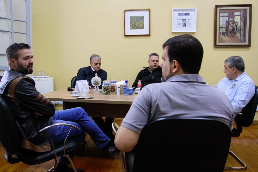 Chefe de Gabinete da Secretaria de Agricultura e Abastecimento, Ricardo Lorenzini, representando o Secretário da Agricultura, Francisco Matturro, visita obras, em Taubaté, do Programa Melhor Caminho