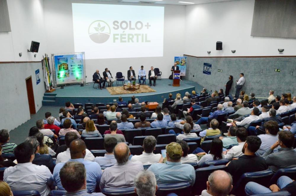 No IAC, secretário de Agricultura de SP participa de lançamento de obra fundamental voltada a fertilidade do solo e seu papel para o agro
