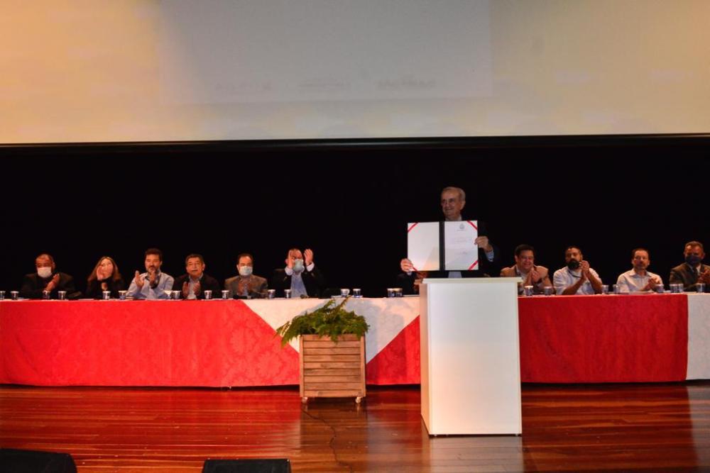 Secretário de Agricultura e Abastecimento faz lançamento do livro Cachaça SP em Pirassununga