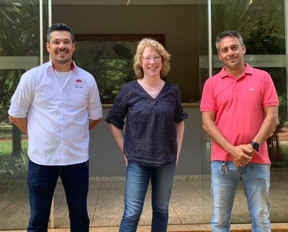Laboratório de reprodução animal do IZ recebe visita de especialistas em criopreservação de sêmen bovino