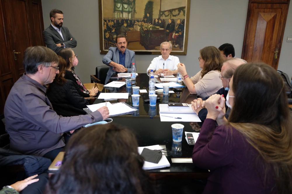 Secretário Francisco Matturro se reúne com pesquisadores científicos