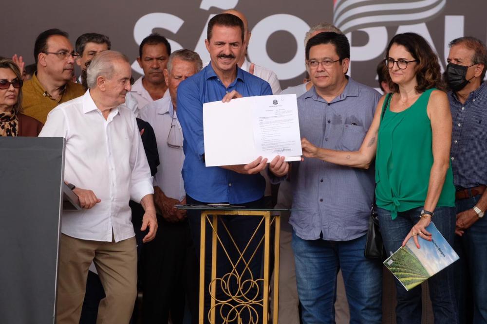 Em Santa Fé do Sul, entregas, assinaturas e lançamentos marcam evento da Secretaria de Agricultura e Abastecimento de SP que contou com representantes de 170 municípios
