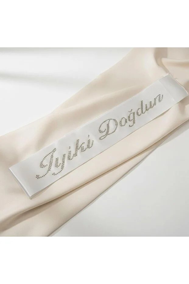 İyiki Doğdun Kuşağı Beyaz Üzerine Gümüş Taşlı Yazılı