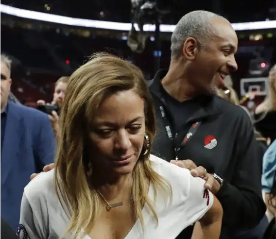 Internet Questioning If Steph Curry's Parents Were 'Swingers' Before Getting Divorced Internet Questioning If Steph Curry's Parents Were 'Swingers' Before Getting Divorced