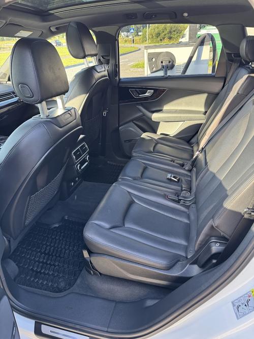 Audi Q7 &mdash; задні сидіння (2)