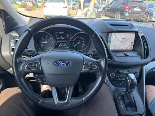 Ford Kuga салон передній вигляд