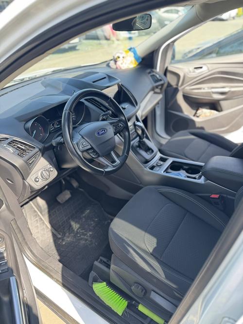 Ford Kuga салон деталі