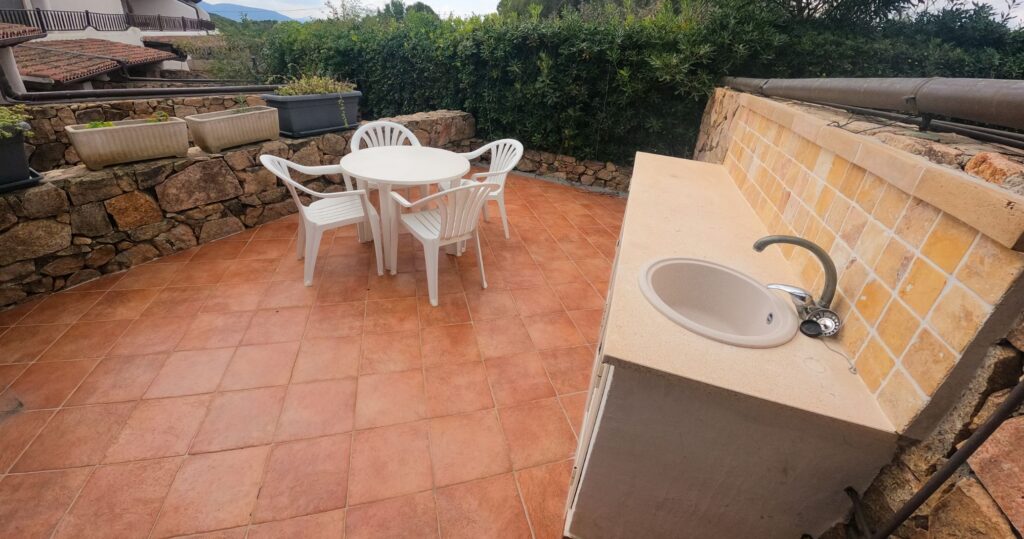 Appartamento ristrutturato con giardino e piscina 12