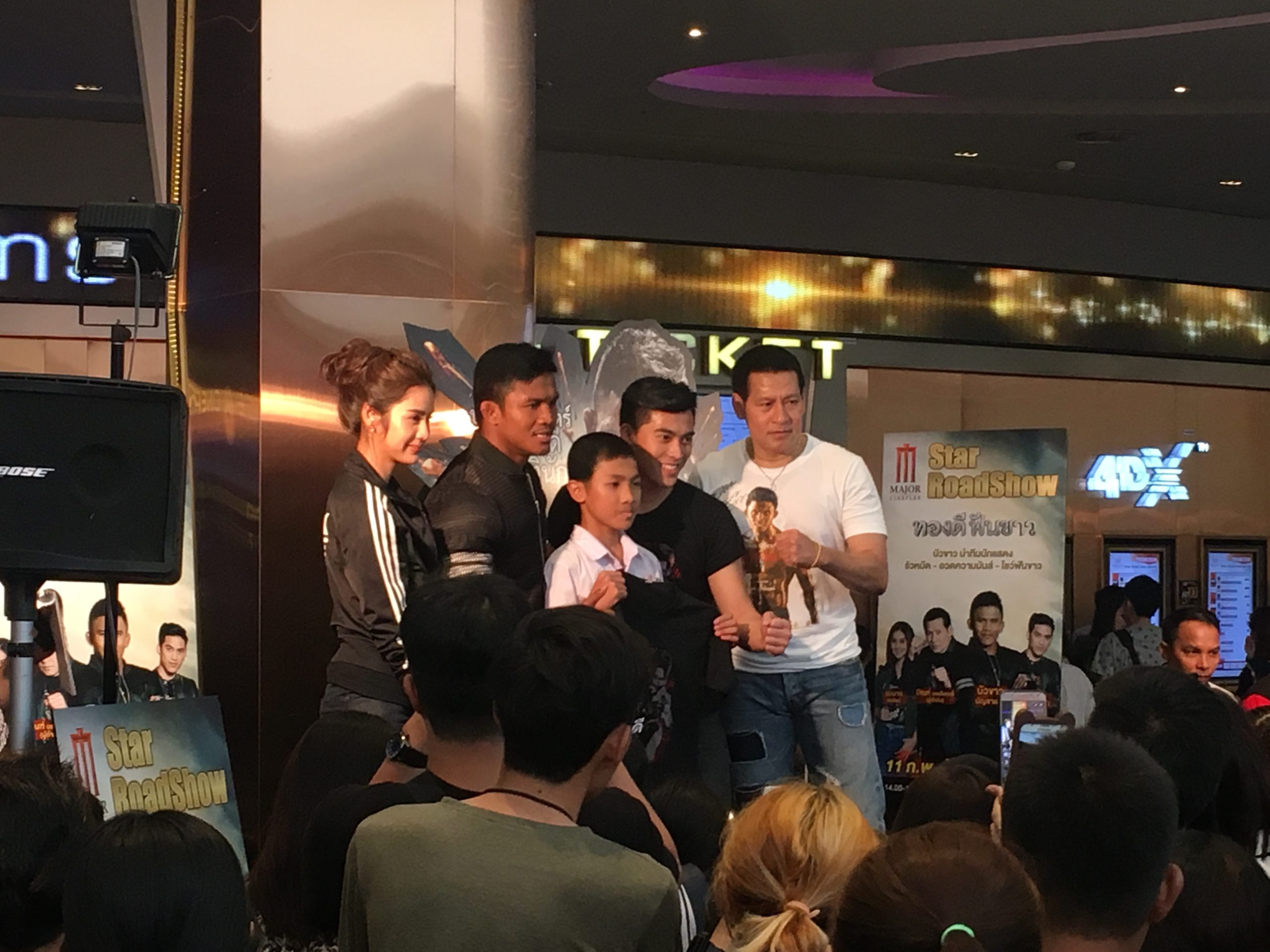ภาพหลักของบทความ วินาทีบัวขาวเตะบิณฑ์ ผู้กำกับทองดีฟันขาวเฉียดตกเวที (ชมคลิป)