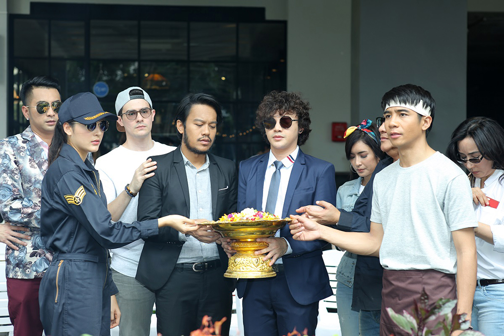 “สหมงคลฟิล์มฯ” เปิดบวงสรวงภาพยนตร์ใหม่ “นายไข่เจียวเสี่ยวตอร์ปิโด” คว้า “ก้อง ห้วยไร่” ประเดิมจอภาพยนตร์ พร้อม “เซฟฟานี่ และ สิงโต นำโชค” การันตีความฮาโดย “โต๊ะ พันธมิตร”