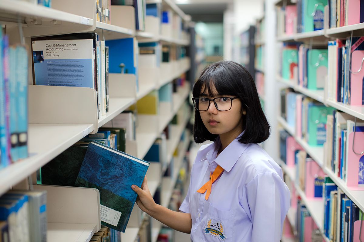 “พลอย ศรนรินทร์” พลิกคาแรคเตอร์ “สาวแว่นหน้าตายผู้ทำลายเซ็กส์” ที่คุณต้องหลงรักใน “15+ ไอคิวกระฉูด”