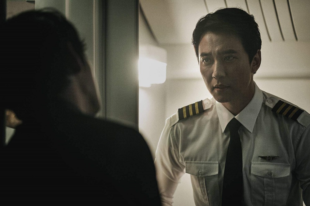 คุยกับ “ฮันแจริม” ผู้กำกับ “Emergency Declaration ไฟลต์คลั่ง ฝ่านรกชีวะ” ผู้สร้างประวัติศาสตร์หนังหายนะบนเครื่องบินเรื่องแรกของเกาหลี พร้อมดึงทีมนักแสดงระดับเทพร่วมฝ่าวิกฤตกลางเวหาที่สะเทือนทั้งโลก!