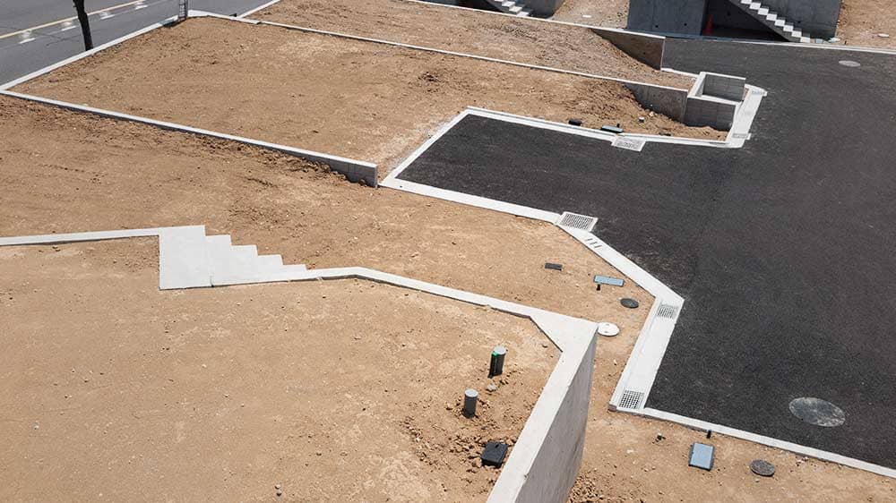 「高低差のある土地」に家を建てる場合のメリットやリスクを解説