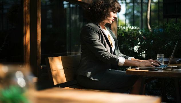 woman using a laptop in a cafe