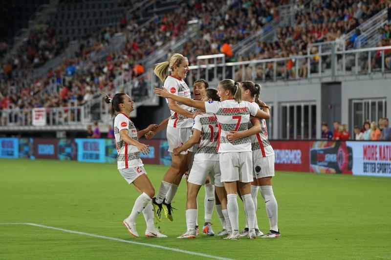 Equipo de fútbol celebrando