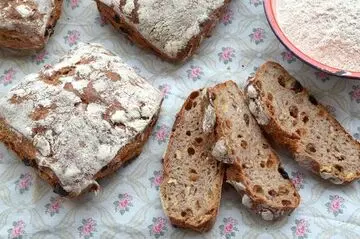 Pavé con centeno, pasas y nueces