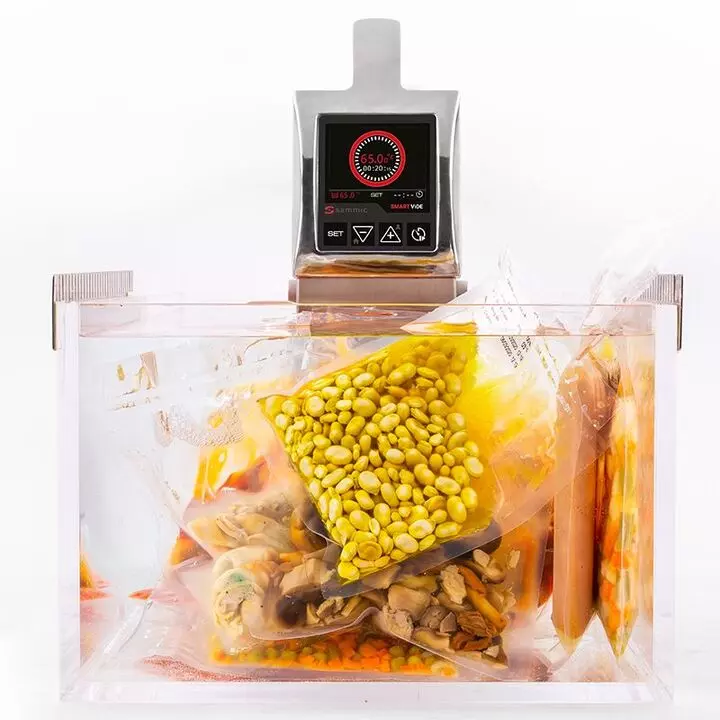Un termocirculador trabajando con alimentos.
