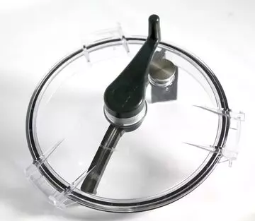 How to lock the scraper into the lid of the cutter