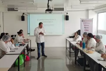 Enrique imparte una plática sobre vacío en El Claustro