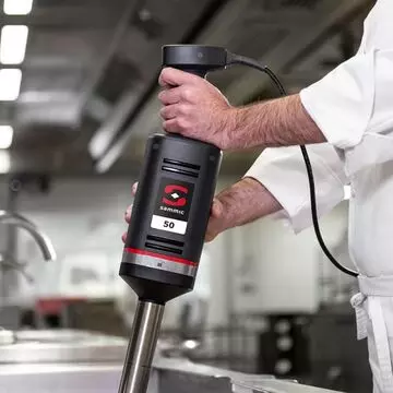 Un usuario trabajando con el turbolicuador XM-52.
