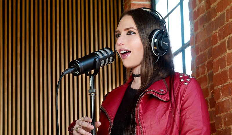 Madame Mayhem recording with the Samson Q9x