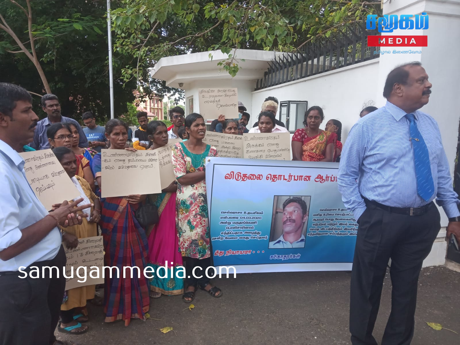 7 நாட்களாக உண்ணாவிரதம் இருக்கும் தனது மகனை விடுதலை செய்யக்கோரி யாழில் போராட்டம்!