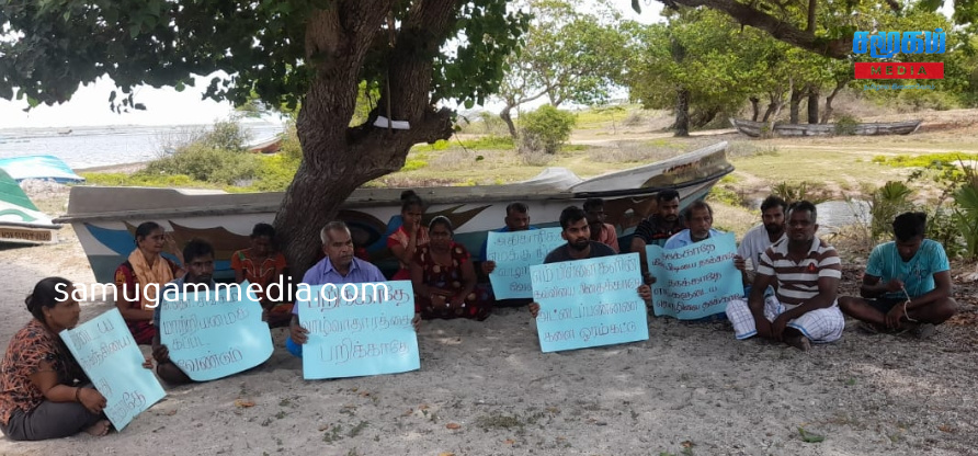 வாழ்வுரிமையை வலியுறுத்தி பூநகரி கடற்றொழிலாளர்கள் உண்ணாவிரதம்; கண்டுகொள்ளாத அதிகாரிகள்!