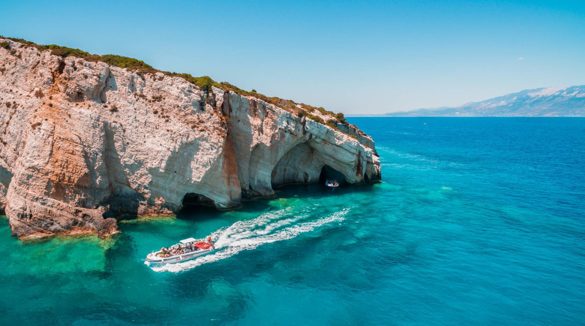 φωτογραφία βάρκας στα καταγάλανα νερά