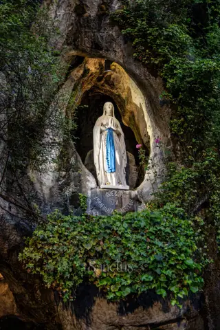 Notre-Dame de Lourdes — Notre-Dame de Lourdes apparaît au cœur d’une des histoires spirituelles les plus marquantes du XIXe siècle, une histoire simple, pauvre, mais…