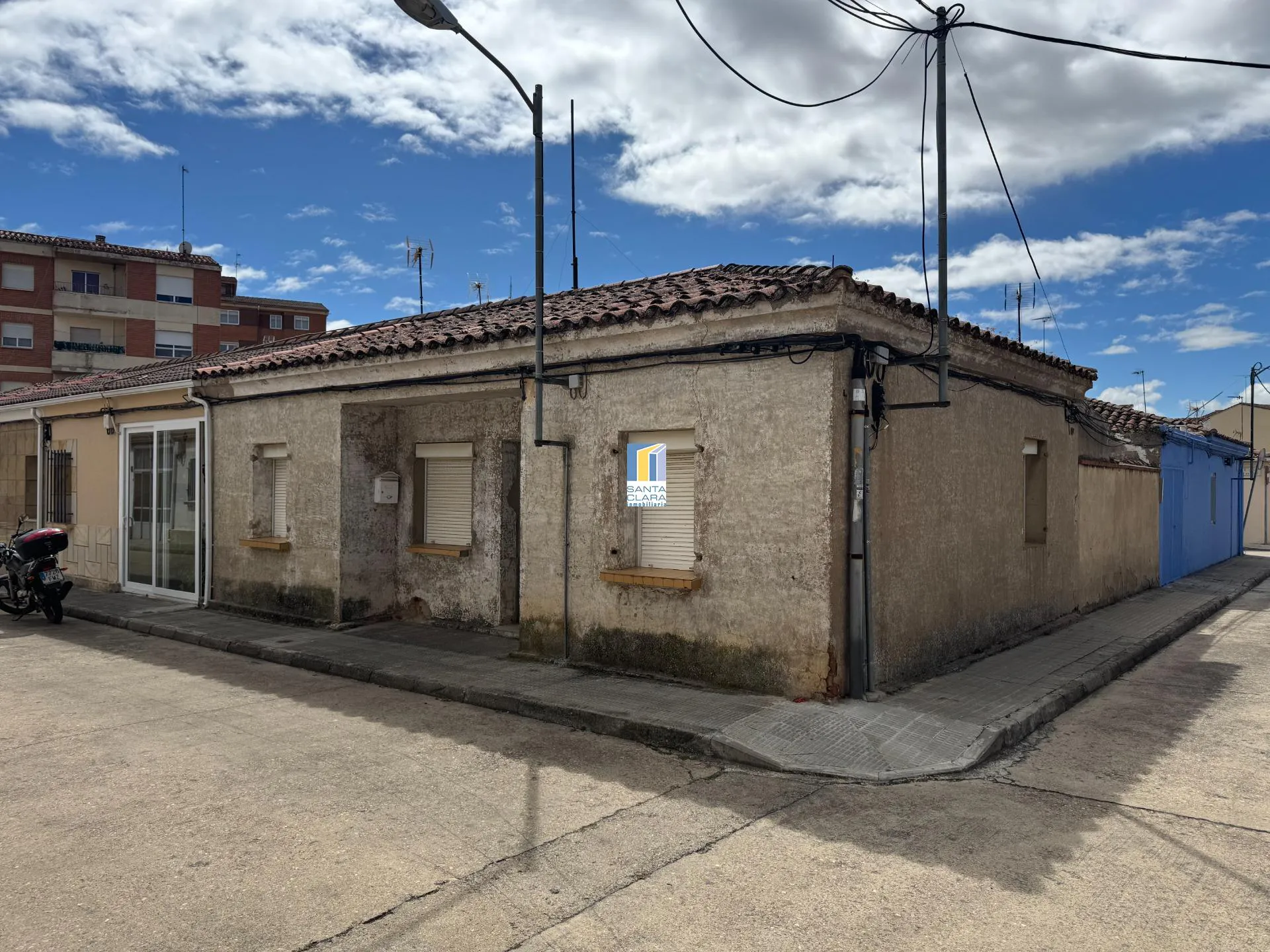 CASA EN VENTA DE 3 DORMITORIOS Y PATIO EN ZONA SAN JOSÉ OBRERO, ZAMORA. - Inmobiliaria Santa Clara en Zamora - Imagen 1