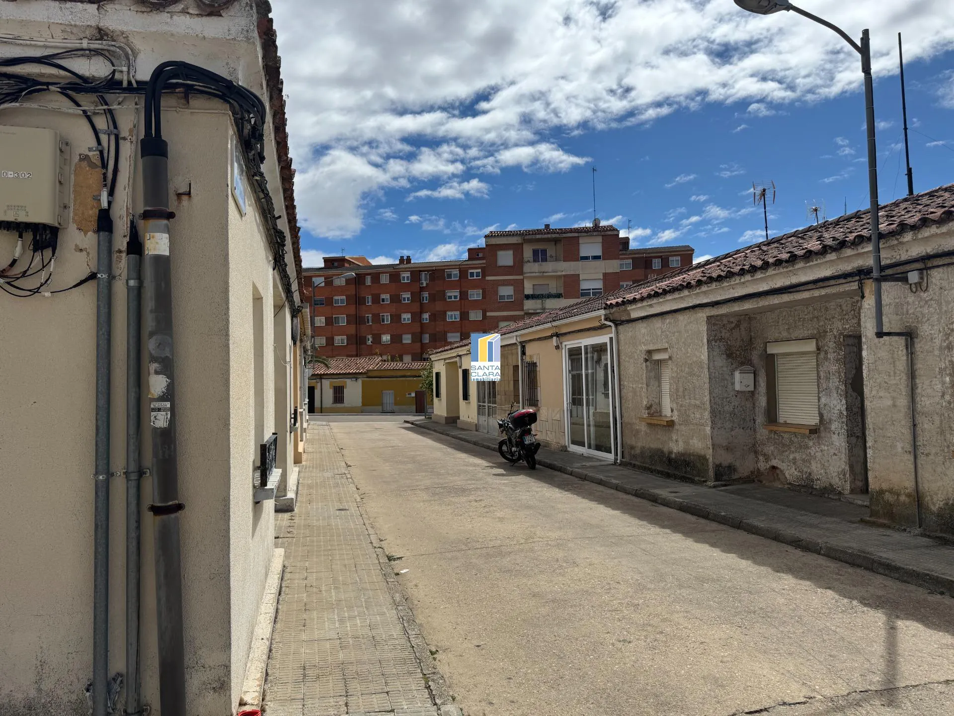 CASA EN VENTA DE 3 DORMITORIOS Y PATIO EN ZONA SAN JOSÉ OBRERO, ZAMORA. - Inmobiliaria Santa Clara en Zamora - Miniatura 2