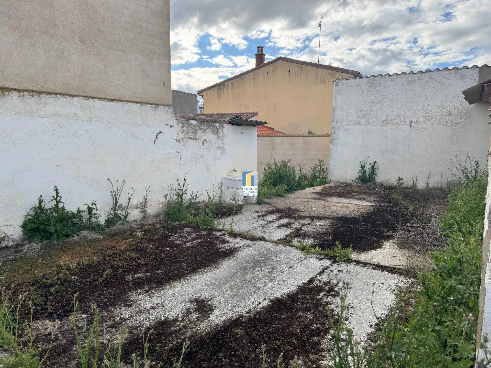 CASA EN VENTA PARA REFORMAR DE 3 DORMITORIOS Y PATIO EN VILLALPANDO, ZAMORA. - Inmobiliaria Santa Clara en Zamora - Miniatura 2